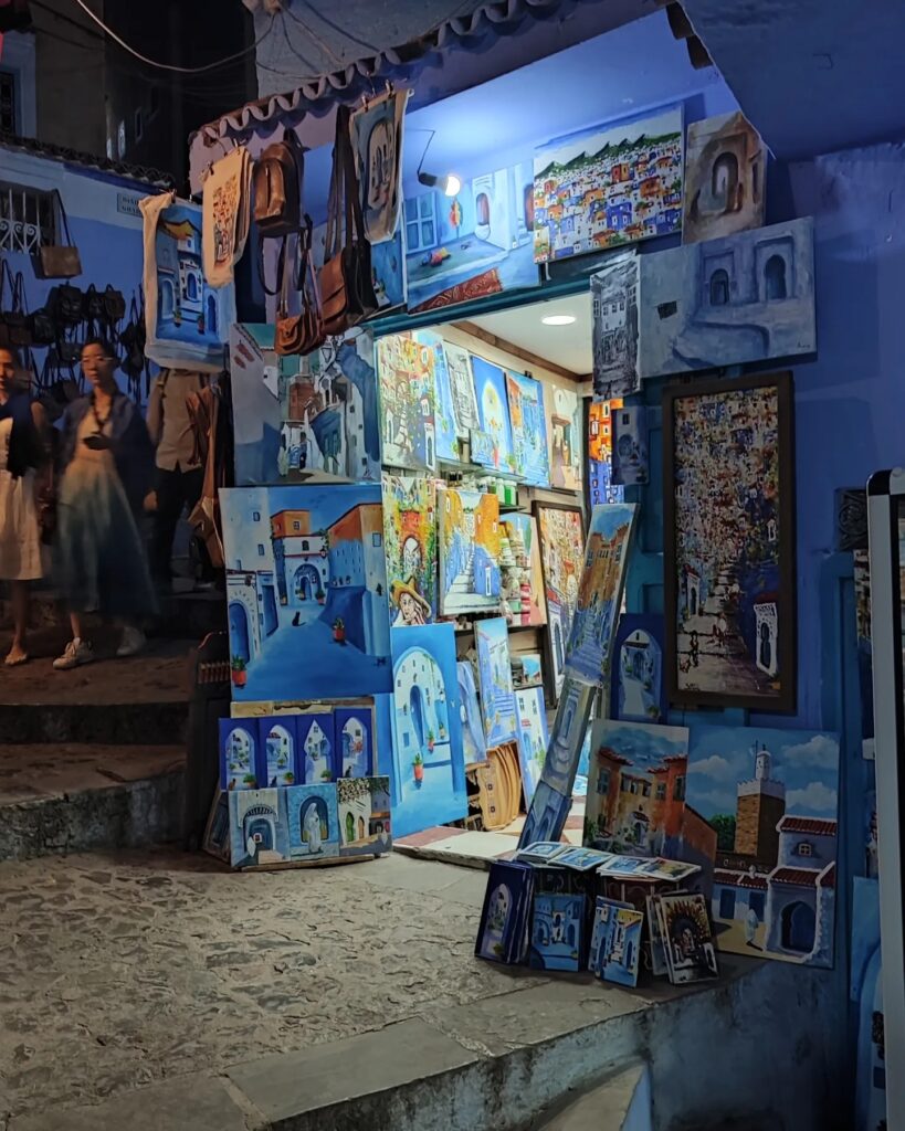 Sklep z obrazami, podczas wieczornego spaceru.