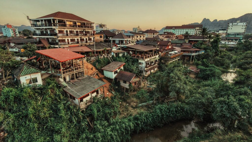 Vang Vieng, rzut od strony rzeki na miasto.