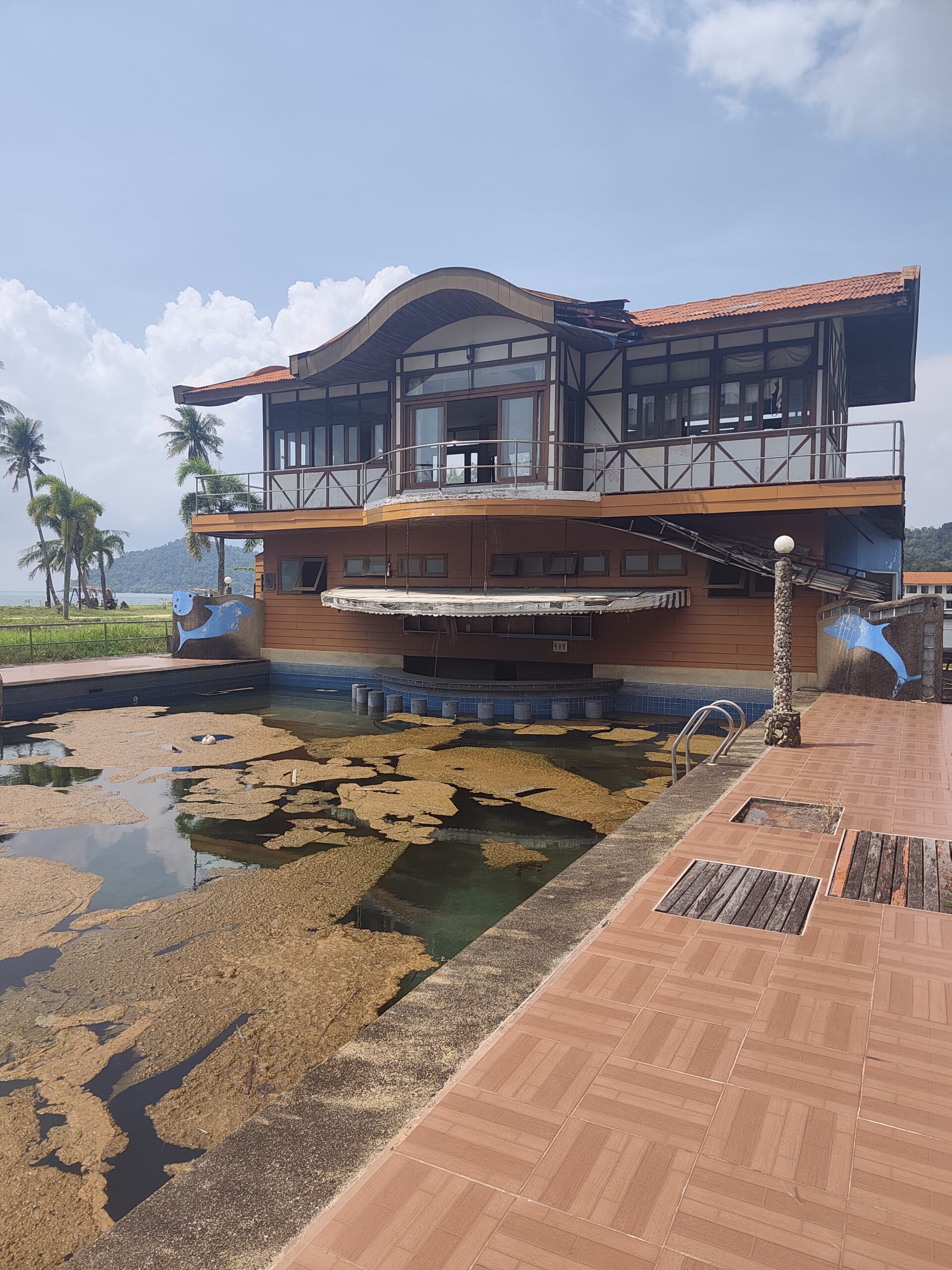 Koh Chang, Urbex - budynek z basenem