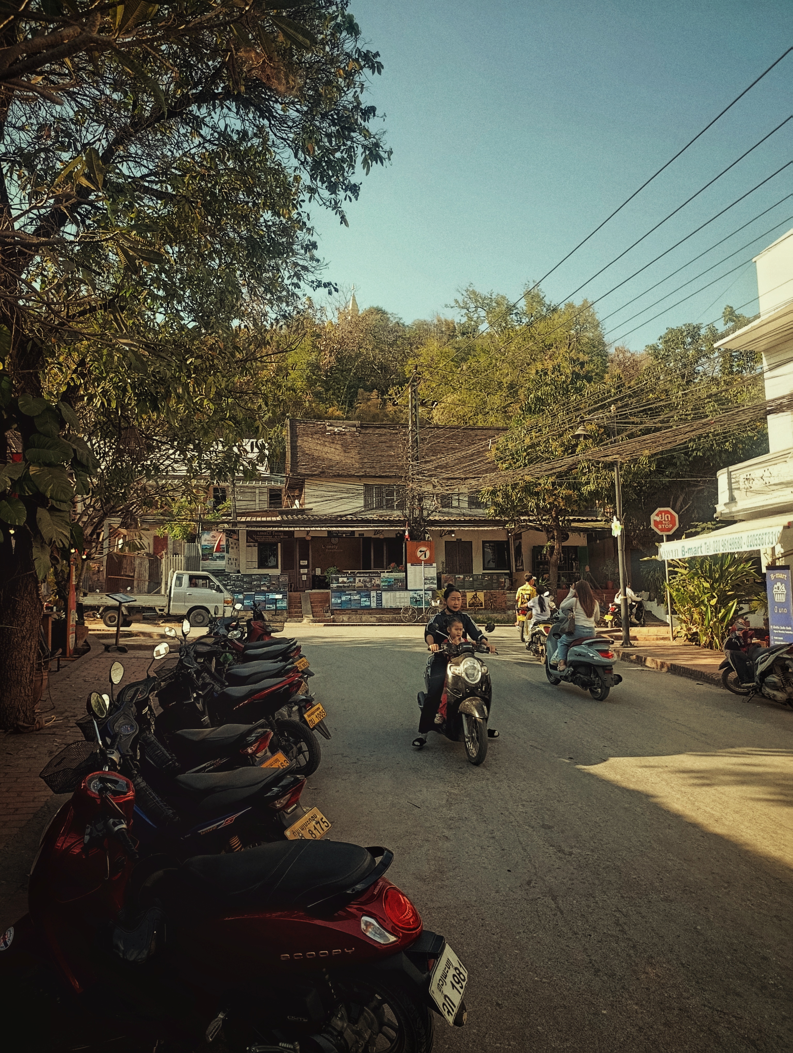 Luang Prabang Główna Ulica Widok na Świątynię