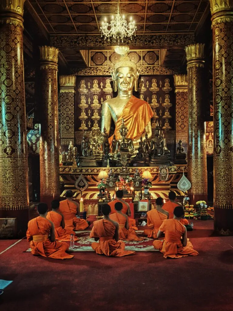 Medytujący mnisi to nierzadki widok w Luang Prabang